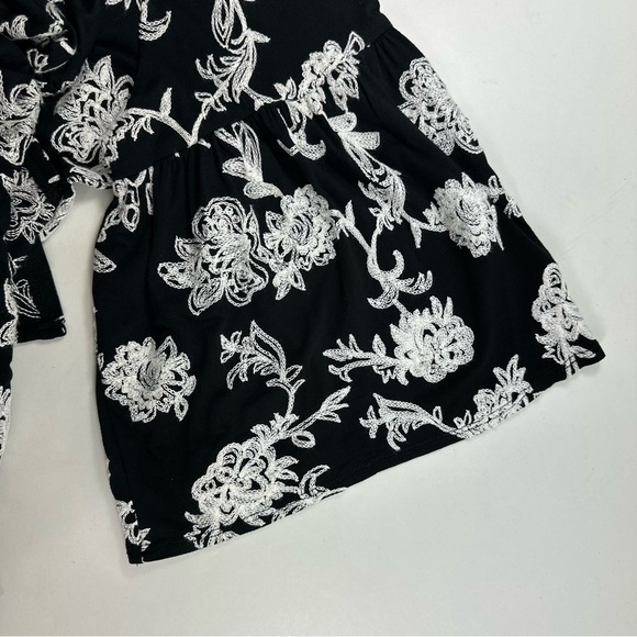 Karen Kane Black Embroidered Top Womens 2X Silk Blend Knit Flutter Sleeve - Picture 8 of 8